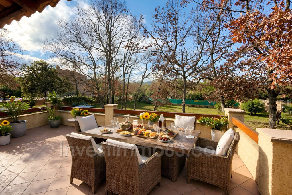 NOUVEAUTE NANS LES PINS 83: Dans un cadre champêtre proche du  – 5 pièces – 3 chambres – NR voyageurs – 106.00 m²