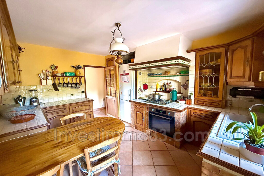 NOUVEAUTE NANS LES PINS 83: Dans un cadre champêtre proche du  – 5 pièces – 3 chambres – NR voyageurs – 106.00 m²