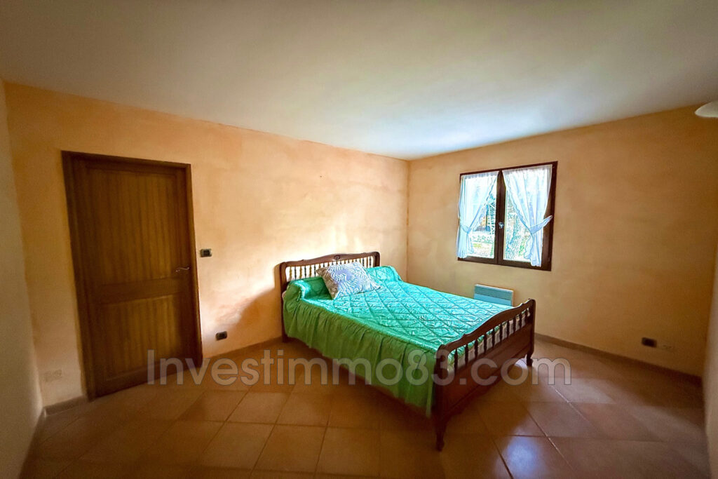 NOUVEAUTE NANS LES PINS 83: Dans un cadre champêtre proche du  – 5 pièces – 3 chambres – NR voyageurs – 106.00 m²