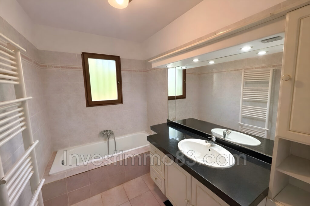 NOUVEAUTE NANS LES PINS 83: Dans un cadre champêtre proche du  – 5 pièces – 3 chambres – NR voyageurs – 106.00 m²