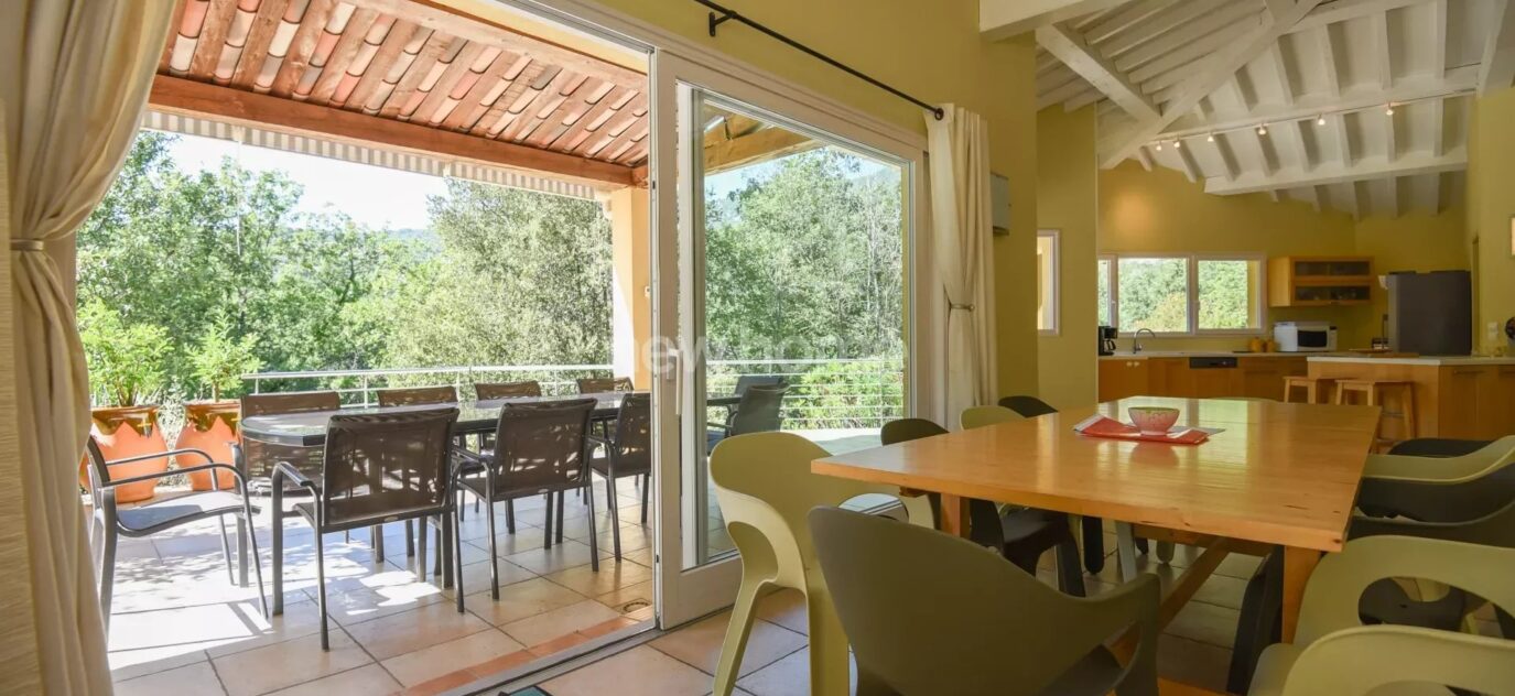 Spacieuse villa en parfait état avec piscine chauffée – 6 pièces – 5 chambres – NR voyageurs – 190 m²