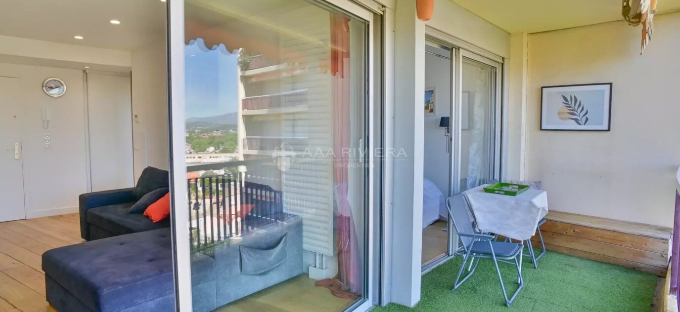 MANDELIEU – Cannes Marina – Magnifique 2 pièces refait à neuf avec vue mer, piscine, gardien et parking – 2 pièces – 1 chambre – 14 voyageurs – 40 m²
