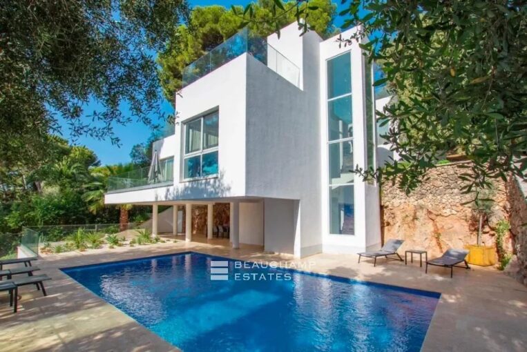 Cap d’Antibes- Luxueuse villa contemporaine avec vue merversant Est – 4 pièces – 3 chambres – 170 m²