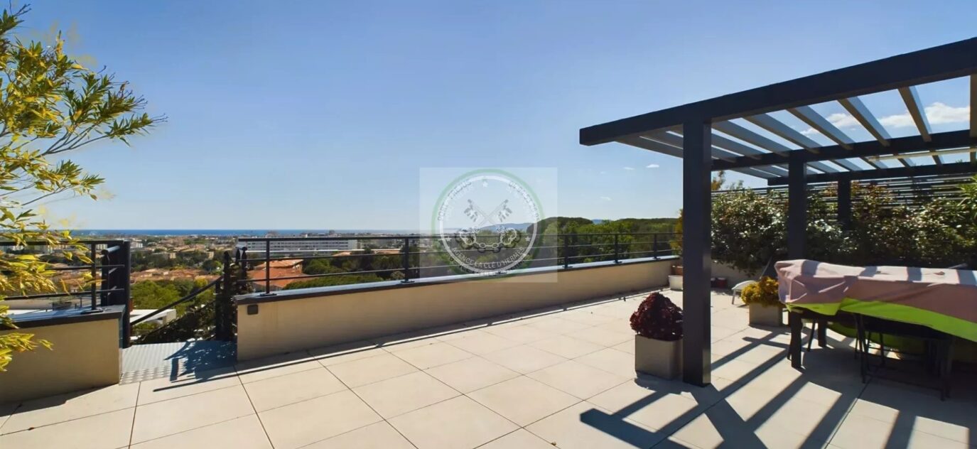 Fréjus – Magnifique T4 de 106 m2 Vue Panoramique Mer en Toit Terrasse – 4 pièces – 3 chambres – NR voyageurs – 106.12 m²