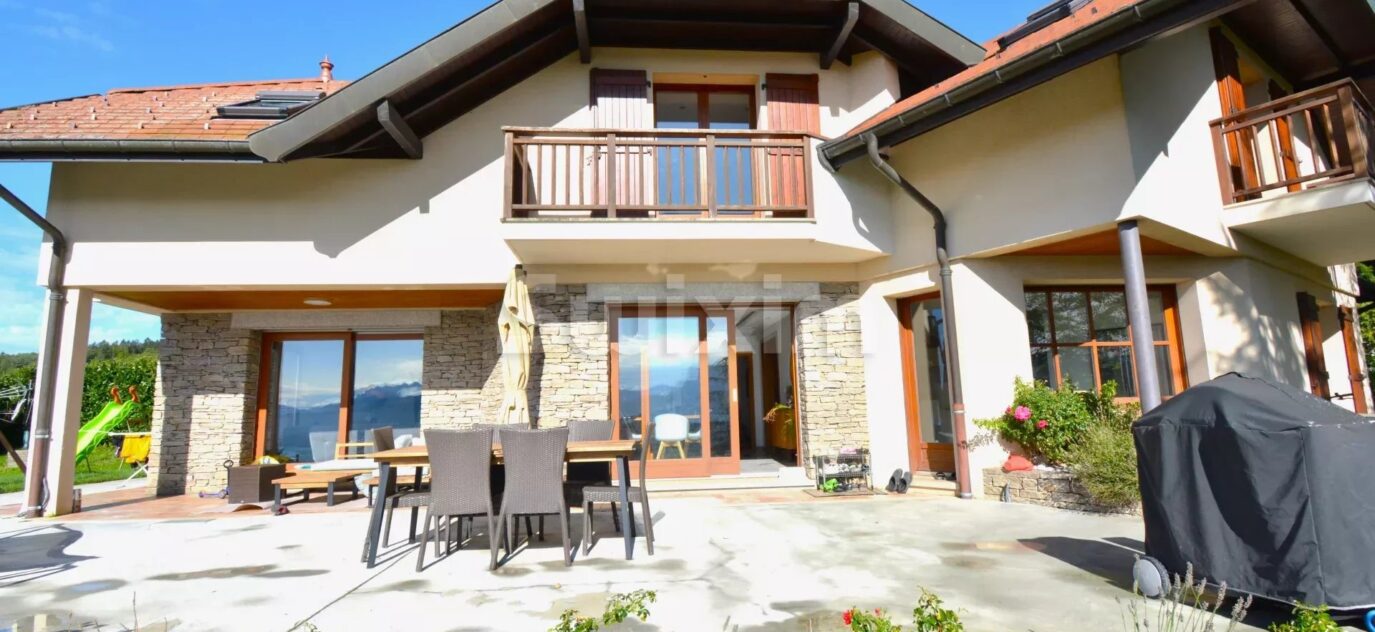 Exceptionnelle Villa vue panoramique Lac d’ANNECY sur 2500 m² de terrain – 8 pièces – 4 chambres – NR voyageurs – 212.22 m²