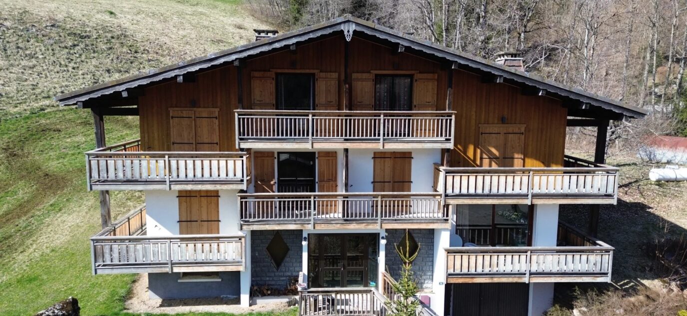 Magnifique immeuble de plusieurs appartements dans un quartier résidentiel au calme à proximité des pistes de ski. Les Gets – 14 pièces – NR chambres – 12 voyageurs – 450 m²