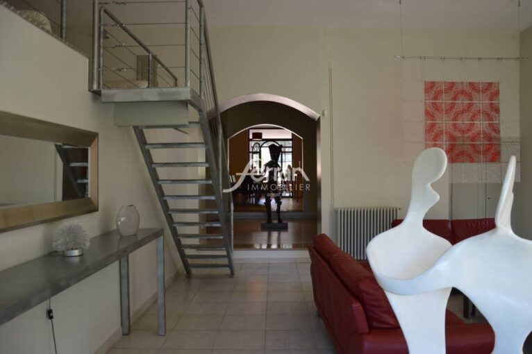 À vendre à Villecroze propriété de 400m² hab avec piscine inté – 10 pièces – 5 chambres – NR voyageurs – 400.00 m²