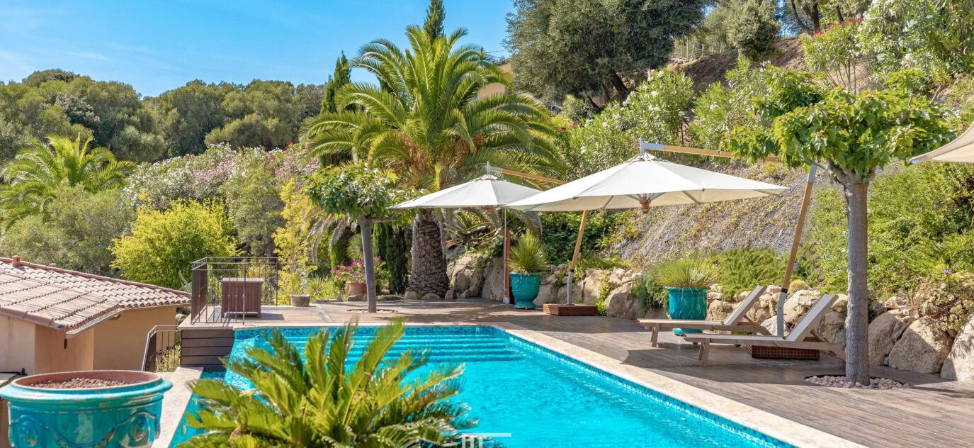 ASANA – Charmante villa avec piscine, spa et vue dégagée / Propriano – 8 pièces – 6 chambres – NR voyageurs – 201 m²