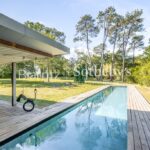 Villa contemporaine avec piscine – 6 pièces – 4 chambres – 2 voyageurs – 358 m²