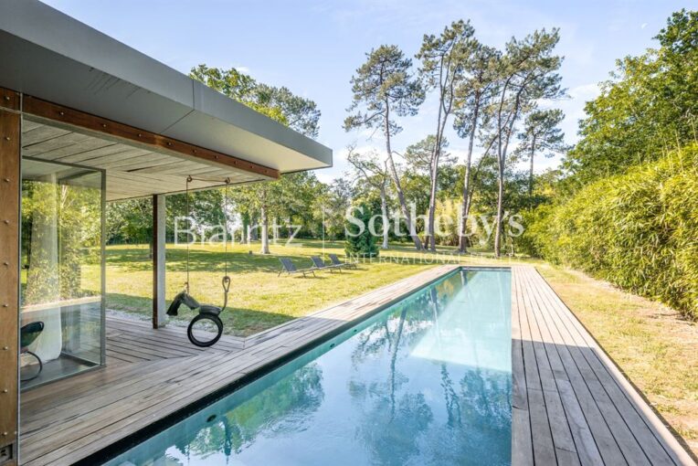 Villa contemporaine avec piscine – 6 pièces – 4 chambres – 2 voyageurs – 358 m²