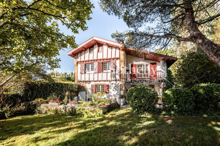 Charmante Maison Basque de Style Labourdine – 7 pièces – 5 chambres – 2 voyageurs – 228 m²
