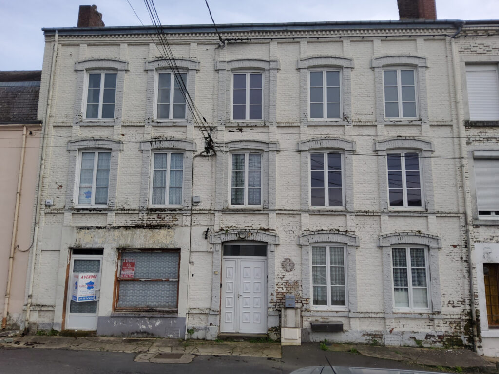 Bâtiment de 325 m2 en bordure de la Meuse à Rénover – NR pièces – 10 chambres – 325 m²
