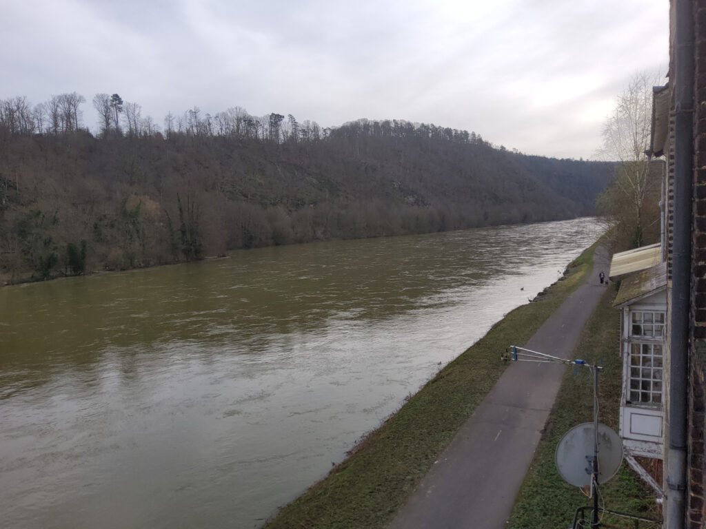 Bâtiment de 325 m2 en bordure de la Meuse à Rénover – NR pièces – 10 chambres – 325 m²