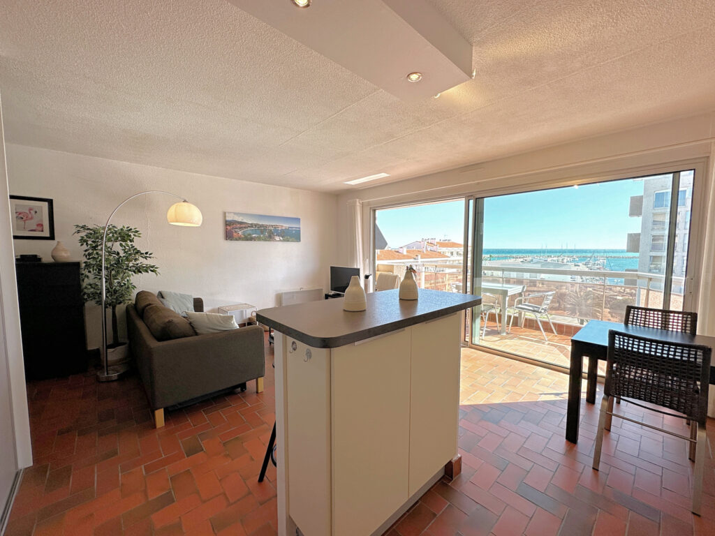 Appartement vue mer avec ascenseur au port de Saint Cyprien. – 3 pièces – 2 chambres – 55 m²