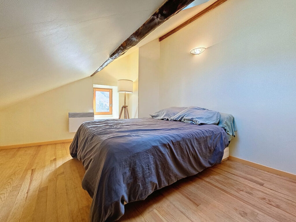 Grange aménagée avec magnifique vue sur la vallée – 3 pièces – 2 chambres – 57 m²