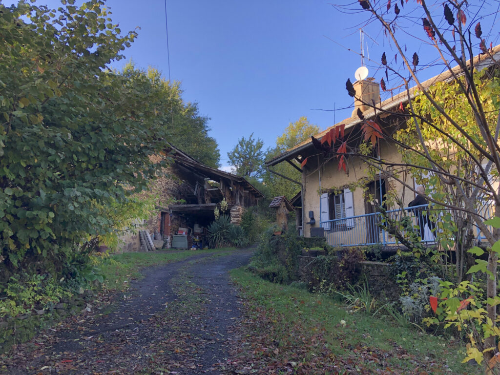 Corps de ferme avec dépendances à la campagne  – 3 pièces – 2 chambres – 150 m²