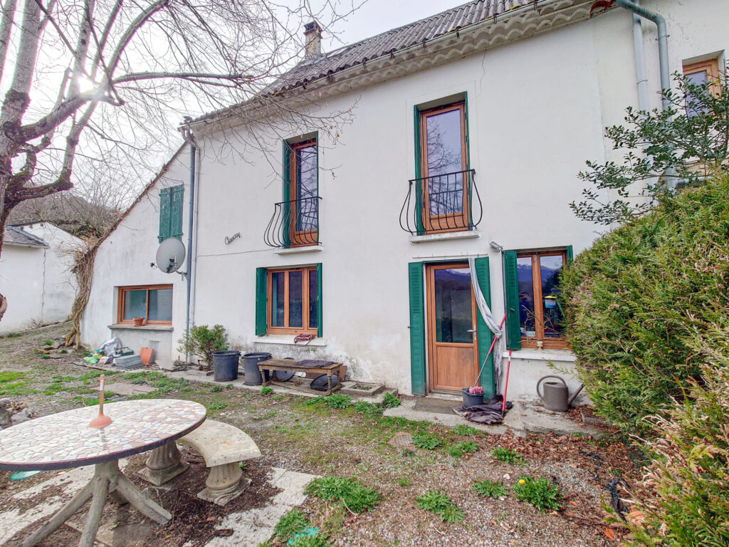 Maison dans un magnifique village des Pyrénées  – 6 pièces – 4 chambres – 132 m²