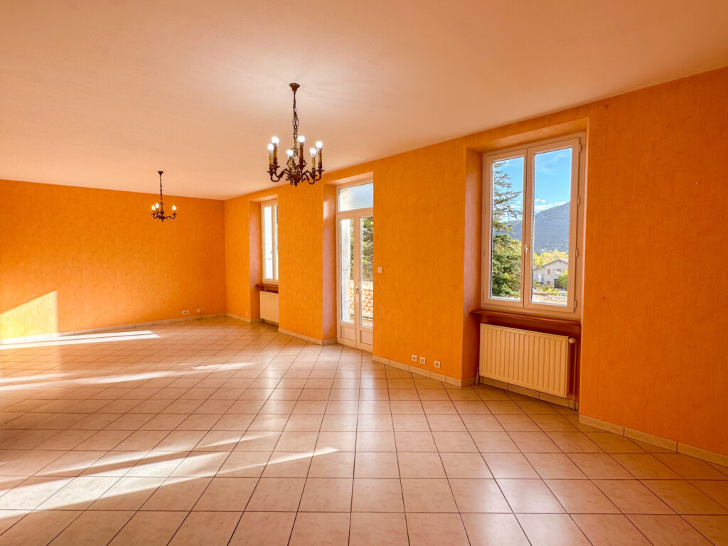 Maison de 106m2 habitables environ sur 2546m2 de terrain  – 5 pièces – 3 chambres – 106 m²