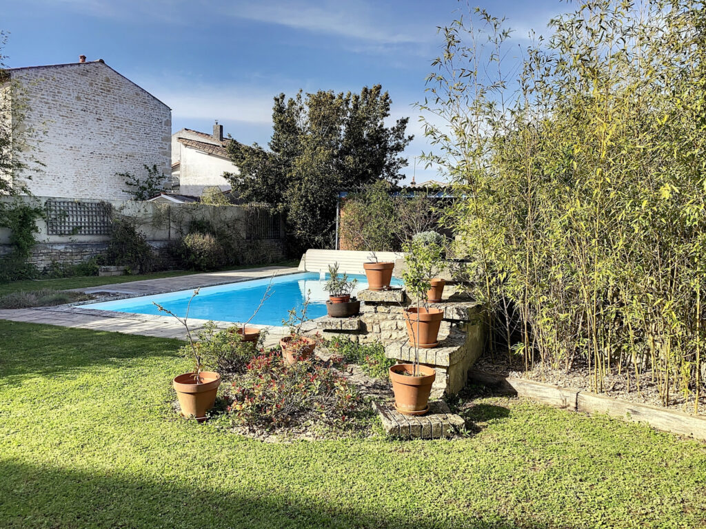 NIORT CENTRE SAINTE PEZENNE MAGNIFIQUE MAISON EN PIERRE AVEC – 10 pièces – 7 chambres – 330 m²