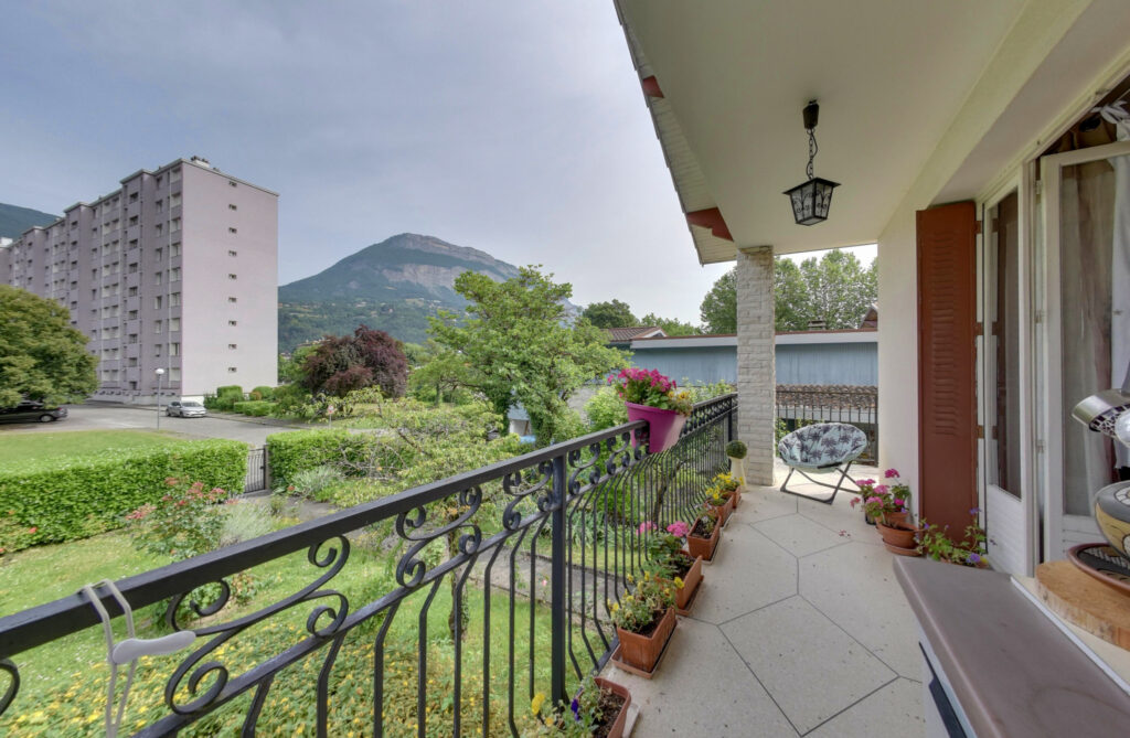 Maison de 6P+C à MEYLAN – 6 pièces – 5 chambres – 184.8 m²