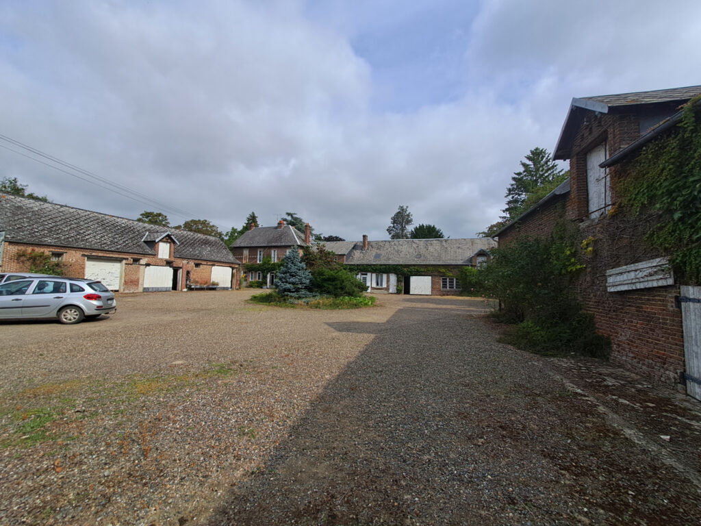 AISNE DURY Corps de Ferme avec plusieurs bâtiments – 11 pièces – 7 chambres – 295 m²