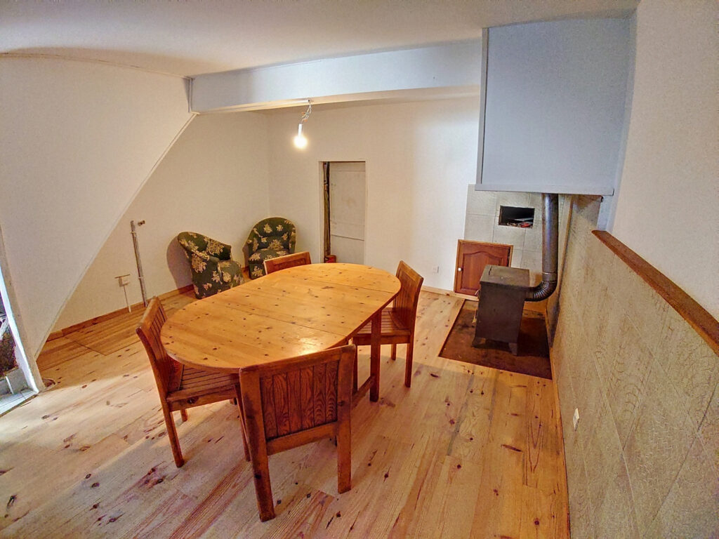 Maison de ville rénovée dans un village dynamique  – 3 pièces – 1 chambre – 65 m²