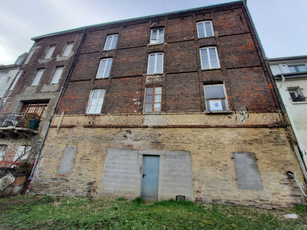 Bâtiment de 325 m2 en bordure de la Meuse à Rénover – NR pièces – 10 chambres – 325 m²