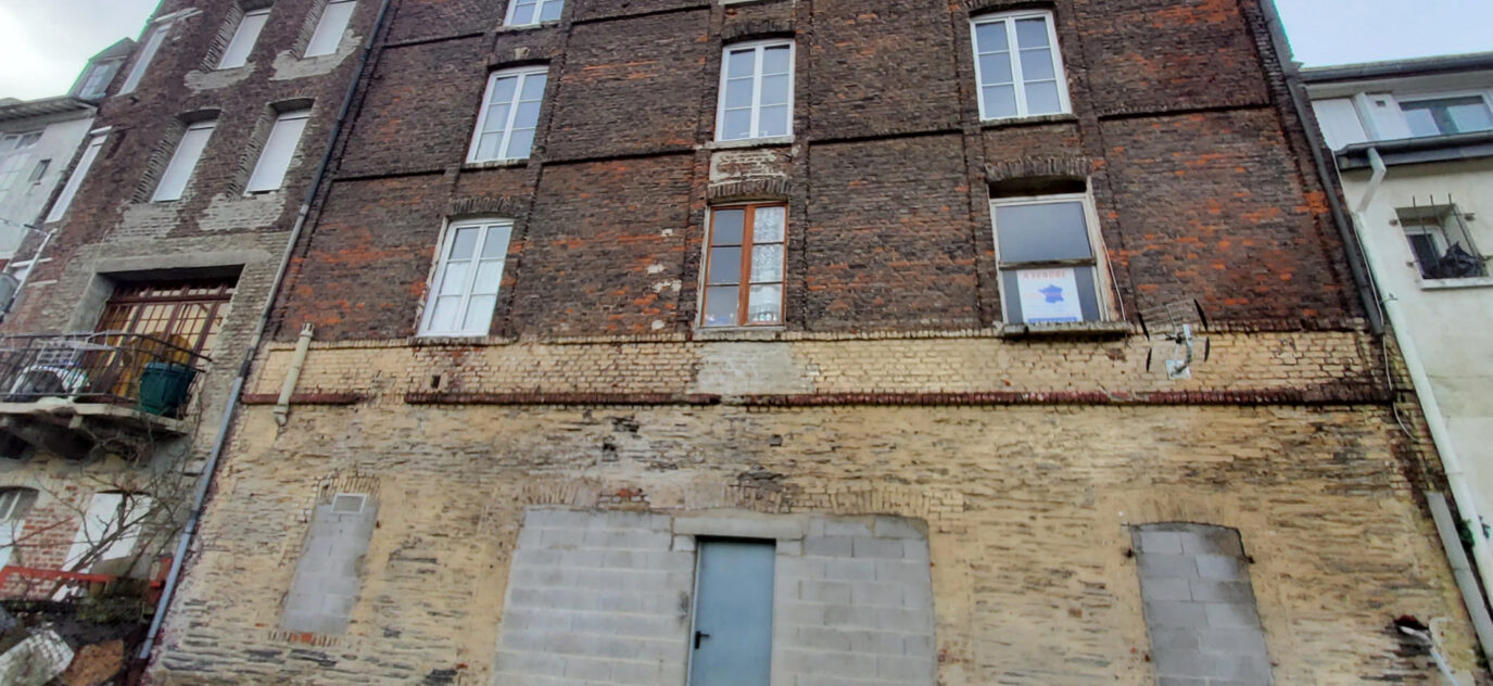 Bâtiment de 325 m2 en bordure de la Meuse à Rénover – NR pièces – 10 chambres – 325 m²