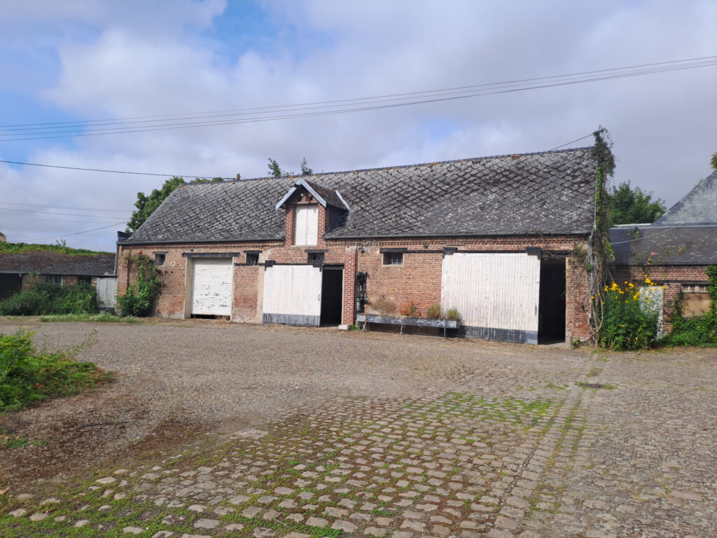 AISNE DURY Corps de Ferme avec plusieurs bâtiments – 11 pièces – 7 chambres – 295 m²
