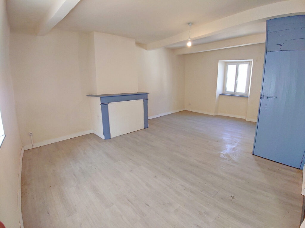 Maison de ville rénovée dans un village dynamique  – 3 pièces – 1 chambre – 65 m²