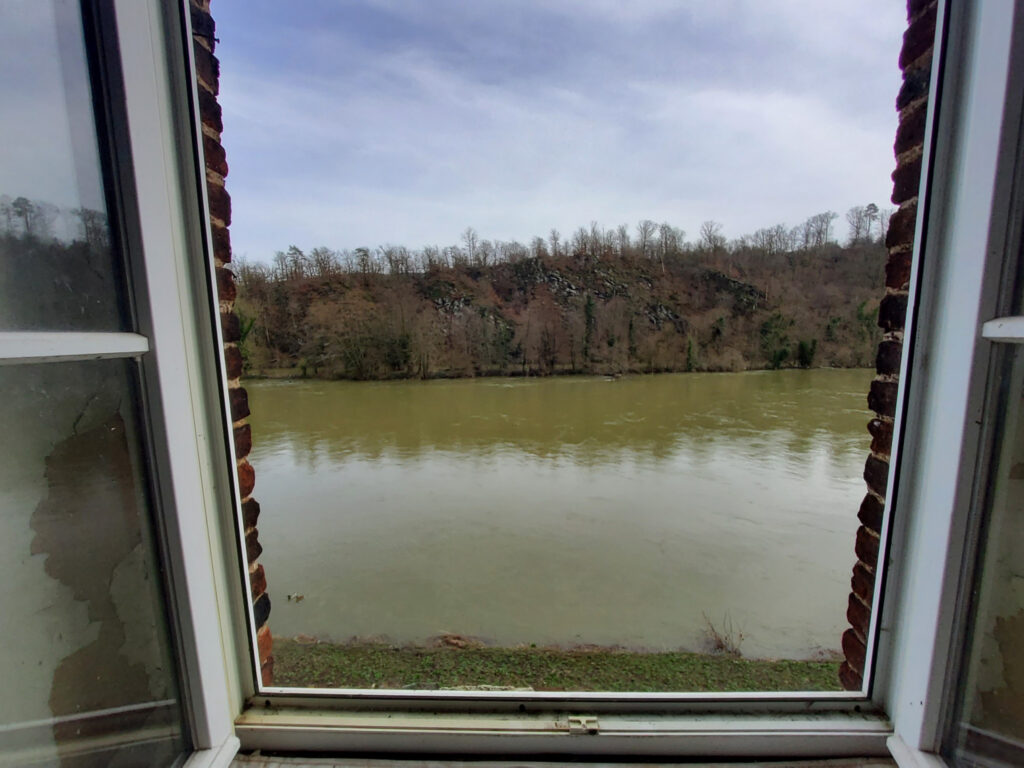 Bâtiment de 325 m2 en bordure de la Meuse à Rénover – NR pièces – 10 chambres – 325 m²