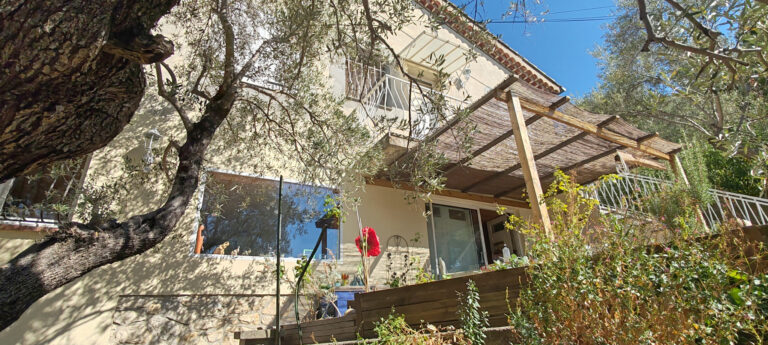 Bas de Villa avec 450m2 de terrain. – 2 pièces – 1 chambre – 80 m²