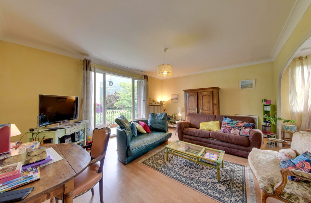 Maison de 6P+C à MEYLAN – 6 pièces – 5 chambres – 184.8 m²