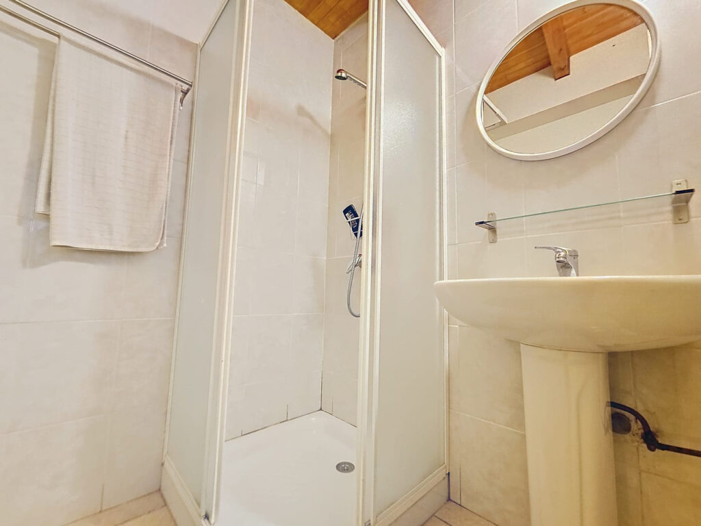 Grange aménagée avec magnifique vue sur la vallée – 3 pièces – 2 chambres – 57 m²