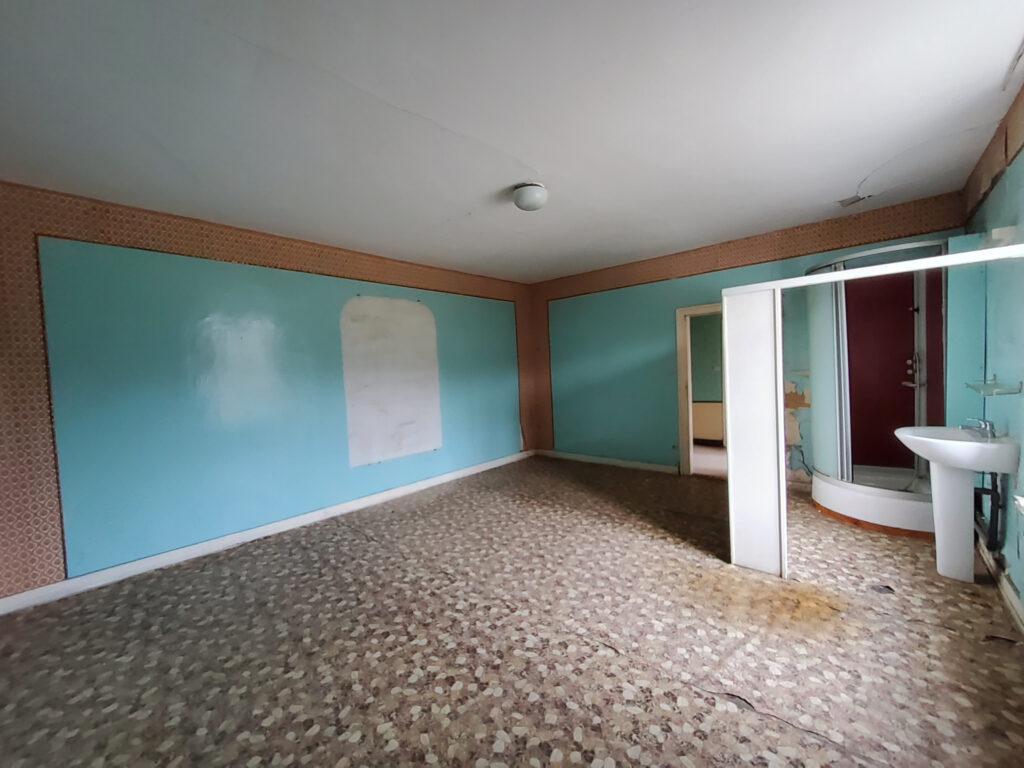 Bâtiment de 325 m2 en bordure de la Meuse à Rénover – NR pièces – 10 chambres – 325 m²