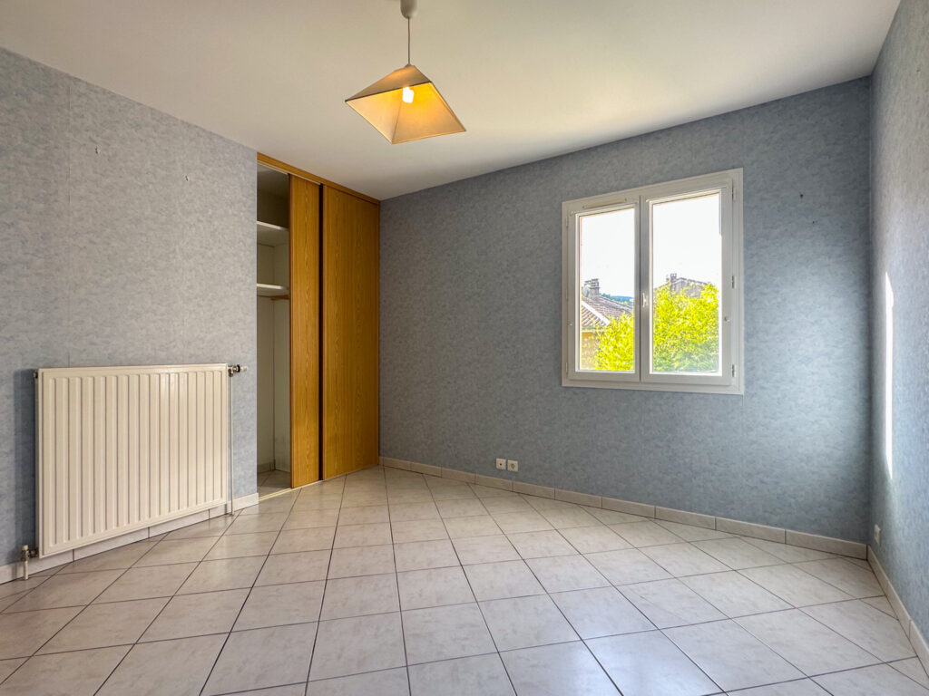 Maison de 106m2 habitables environ sur 2546m2 de terrain  – 5 pièces – 3 chambres – 106 m²