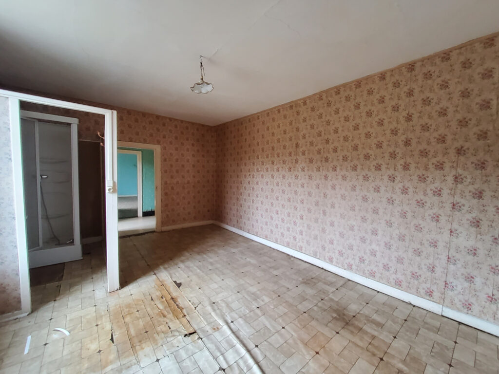 Bâtiment de 325 m2 en bordure de la Meuse à Rénover – NR pièces – 10 chambres – 325 m²