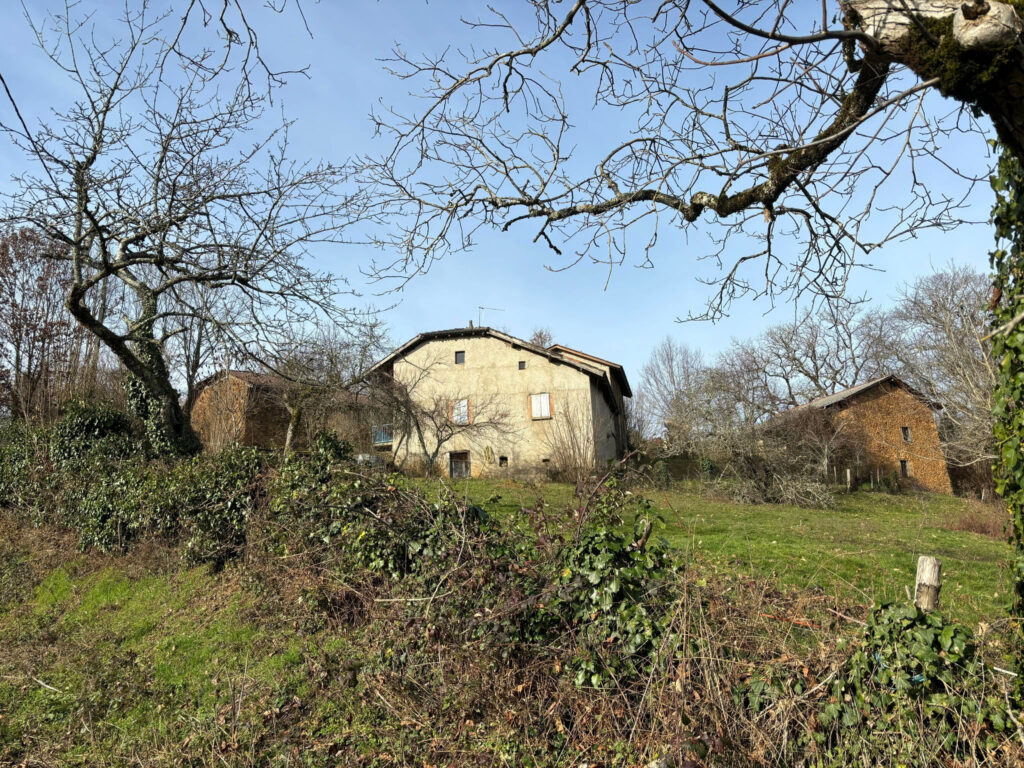 Corps de ferme avec dépendances à la campagne  – 3 pièces – 2 chambres – 150 m²