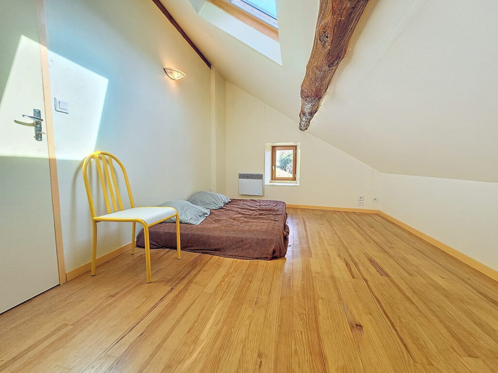 Grange aménagée avec magnifique vue sur la vallée – 3 pièces – 2 chambres – 57 m²