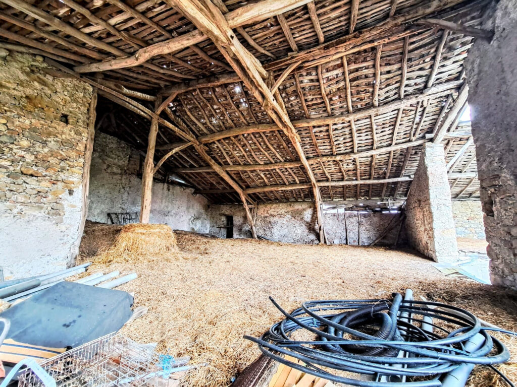 Grand corps de ferme a finir de restaurer  – 4 pièces – 3 chambres – 115 m²