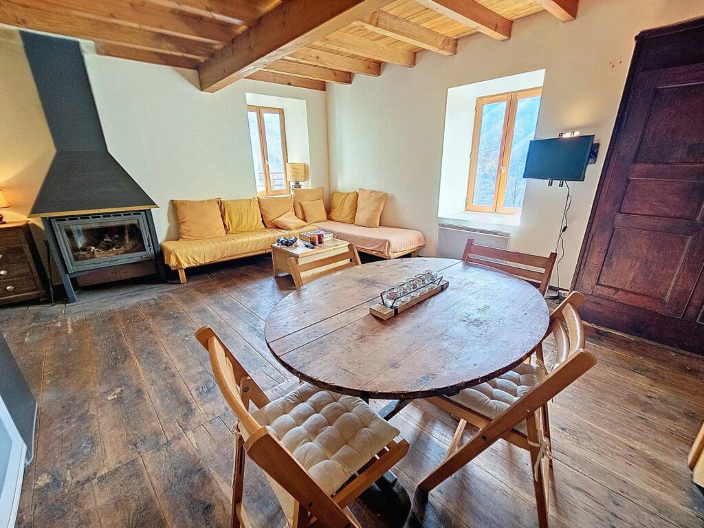 Grange aménagée avec magnifique vue sur la vallée – 3 pièces – 2 chambres – 57 m²