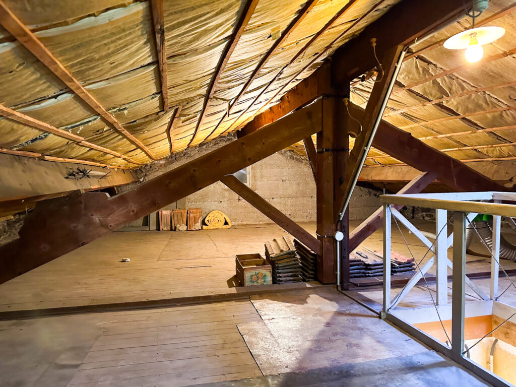 Maison de 106m2 habitables environ sur 2546m2 de terrain  – 5 pièces – 3 chambres – 106 m²