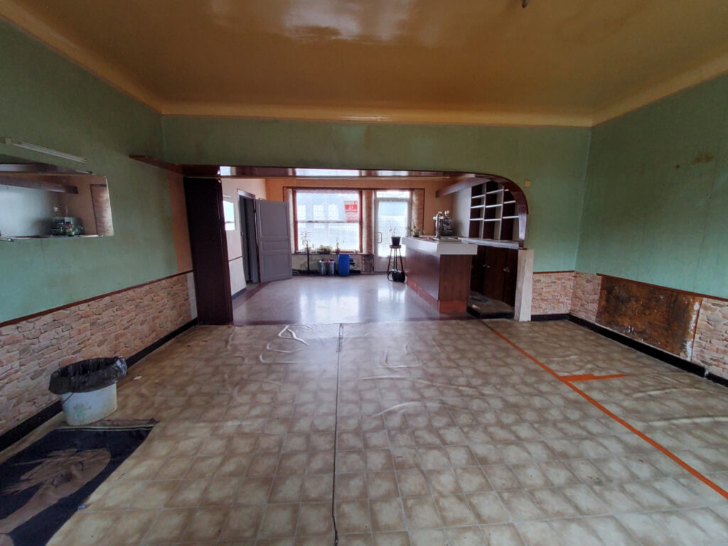 Bâtiment de 325 m2 en bordure de la Meuse à Rénover – NR pièces – 10 chambres – 325 m²