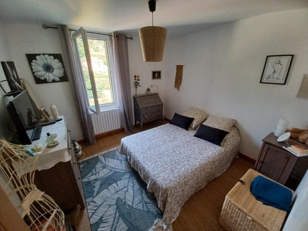 Charmante propriété de 111 m2 rénovée, avec appartement  – 6 pièces – 4 chambres – 111 m²