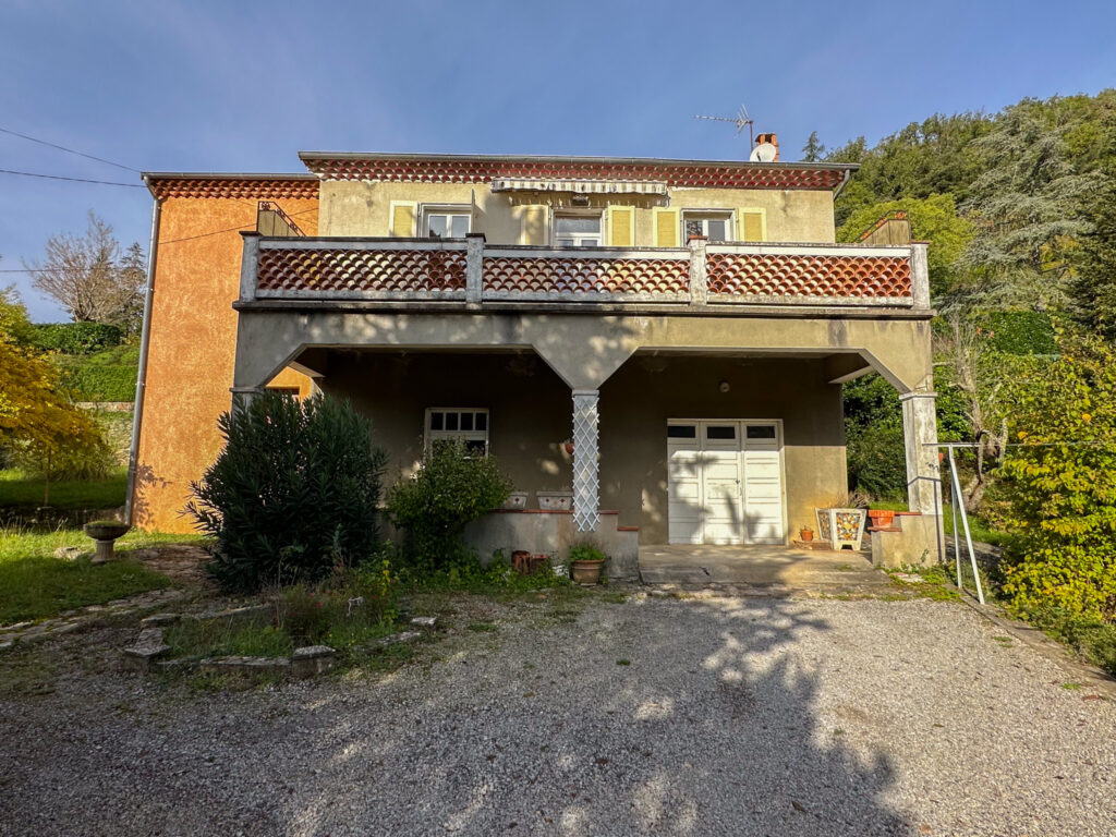 Maison de 106m2 habitables environ sur 2546m2 de terrain  – 5 pièces – 3 chambres – 106 m²