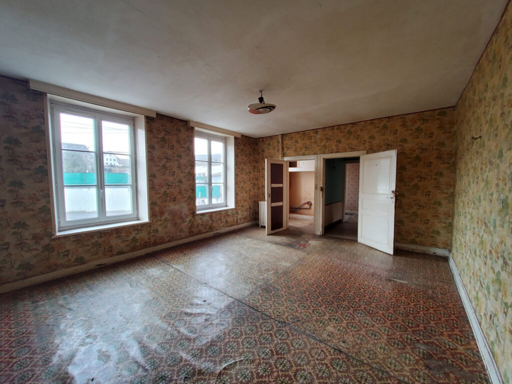 Bâtiment de 325 m2 en bordure de la Meuse à Rénover – NR pièces – 10 chambres – 325 m²