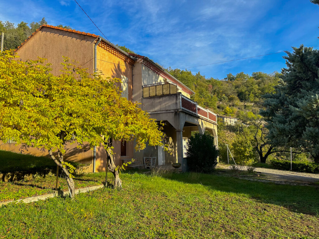 Maison de 106m2 habitables environ sur 2546m2 de terrain  – 5 pièces – 3 chambres – 106 m²