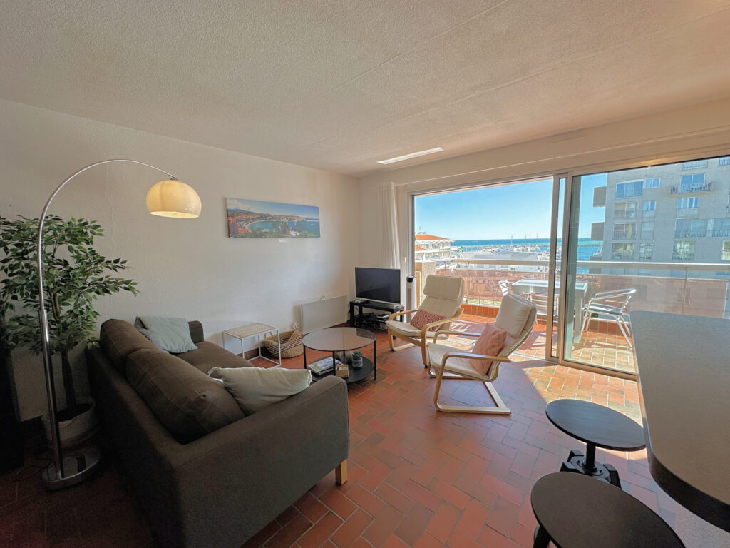 Appartement vue mer avec ascenseur au port de Saint Cyprien. – 3 pièces – 2 chambres – 55 m²