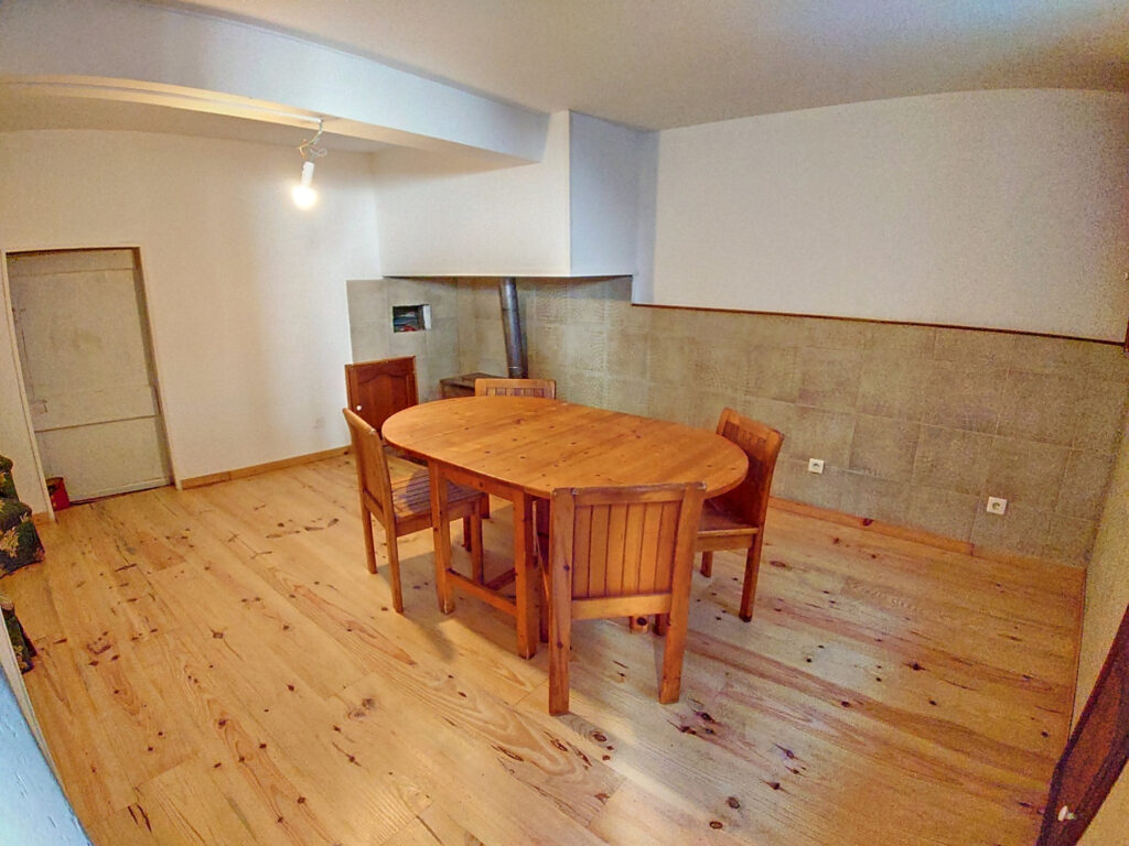 Maison de ville rénovée dans un village dynamique  – 3 pièces – 1 chambre – 65 m²