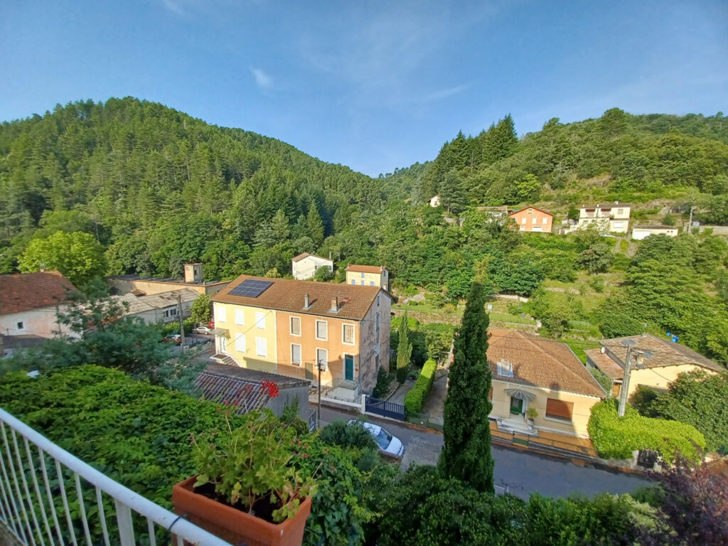 Charmante propriété de 111 m2 rénovée, avec appartement  – 6 pièces – 4 chambres – 111 m²